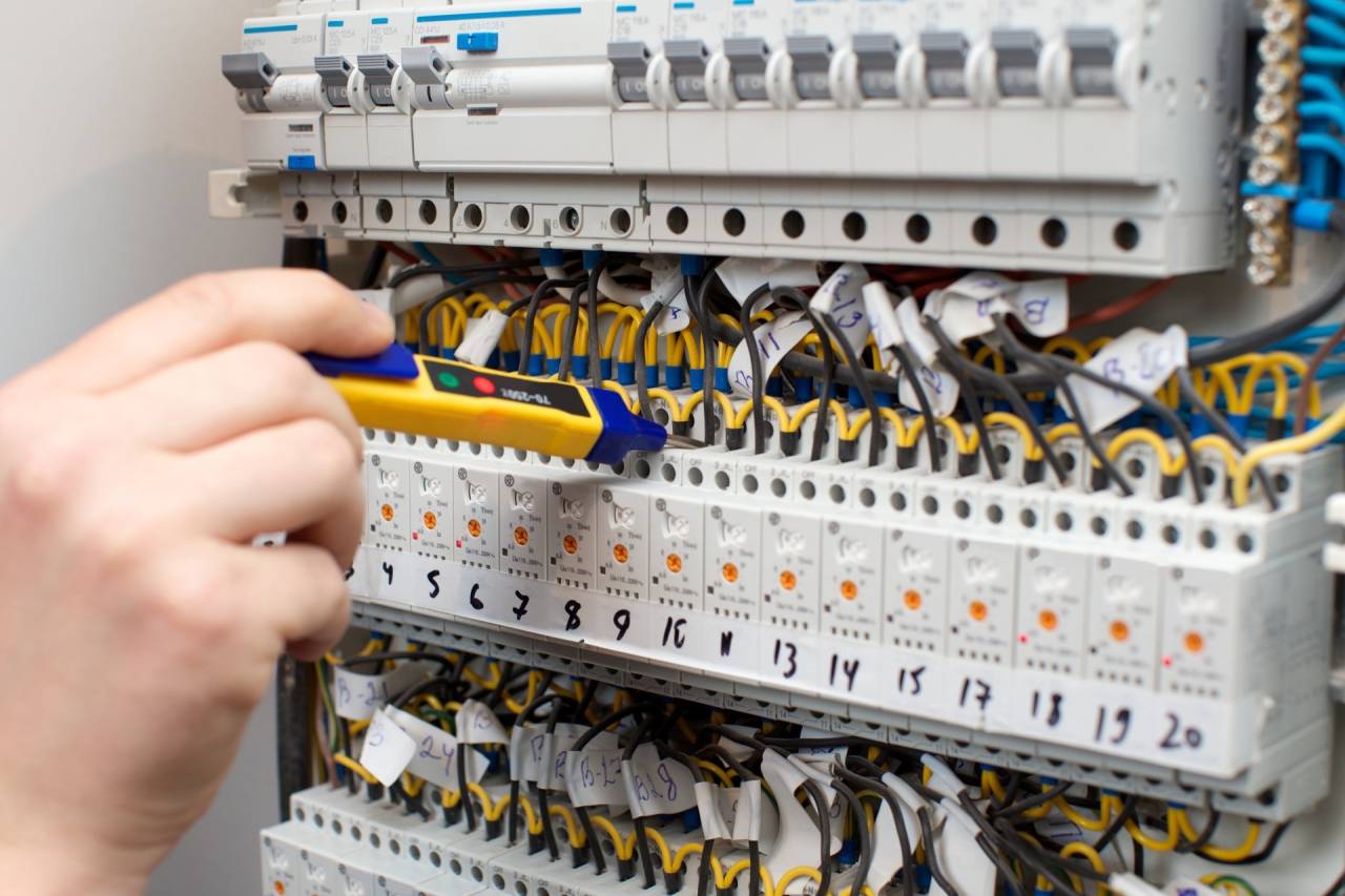 機械操作盤の設計で失敗しない方法！重要規格と制御盤対応ポイント